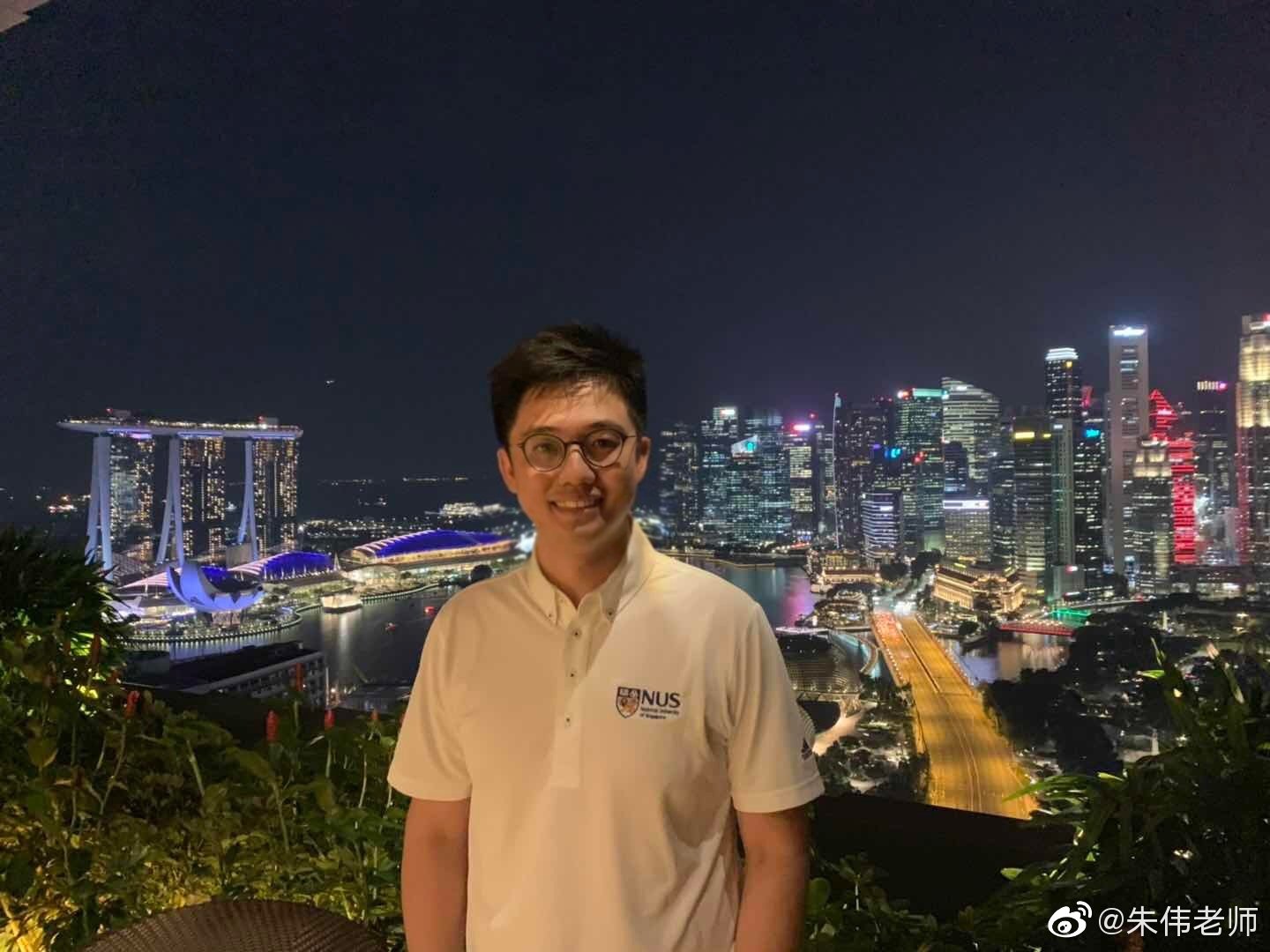 考研界著名“假笑男孩”上线：我笑的假，但教的好吖