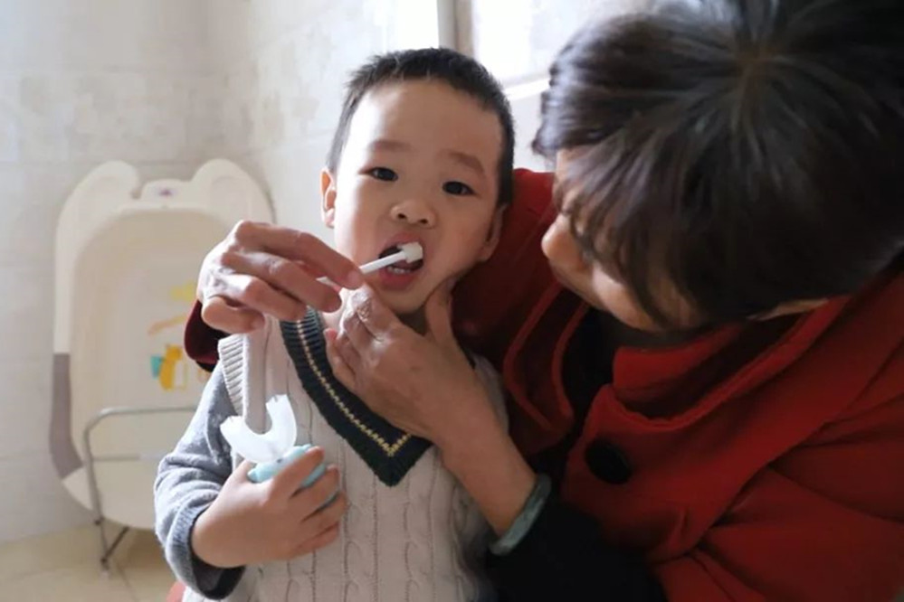 宝宝牙齿表面被腐蚀图片,宝宝牙齿发黑被腐蚀