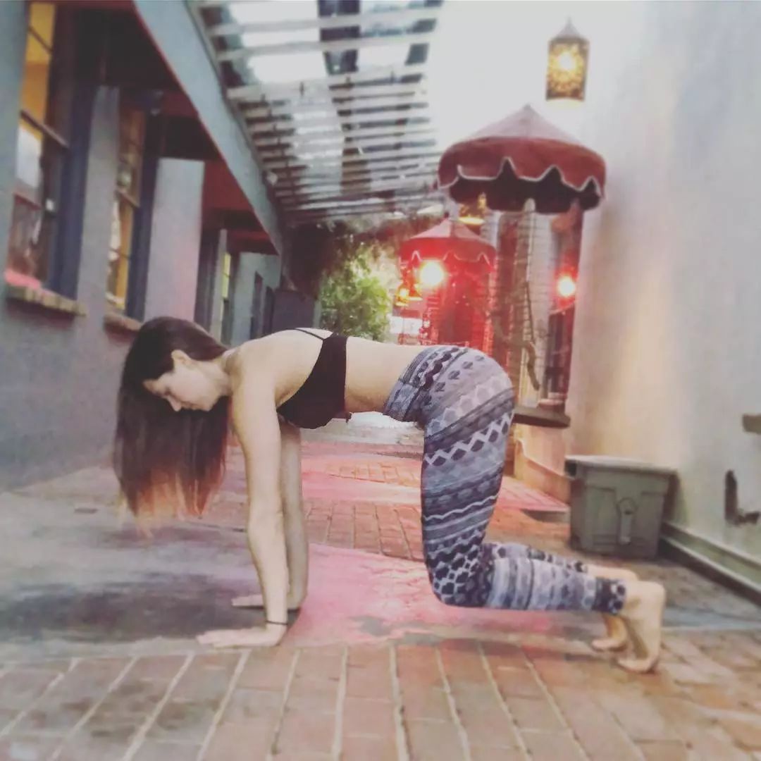 给身体松松绑，打破“不可能”，哪里像是腰酸背痛的人