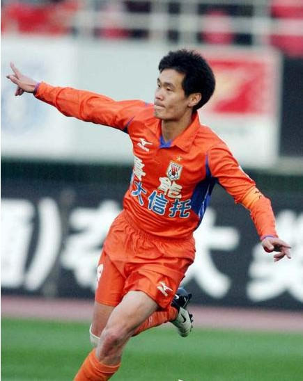 人物深度｜突围！“双面人”李霄鹏如何在崇洋的中超活出土味