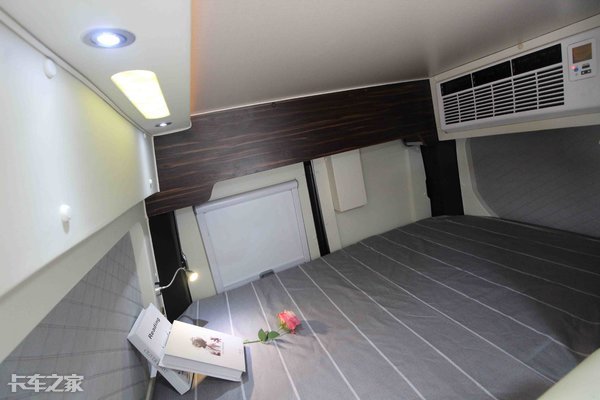 小两口开拖挂房车自驾游视频,成都小两口房车自驾游