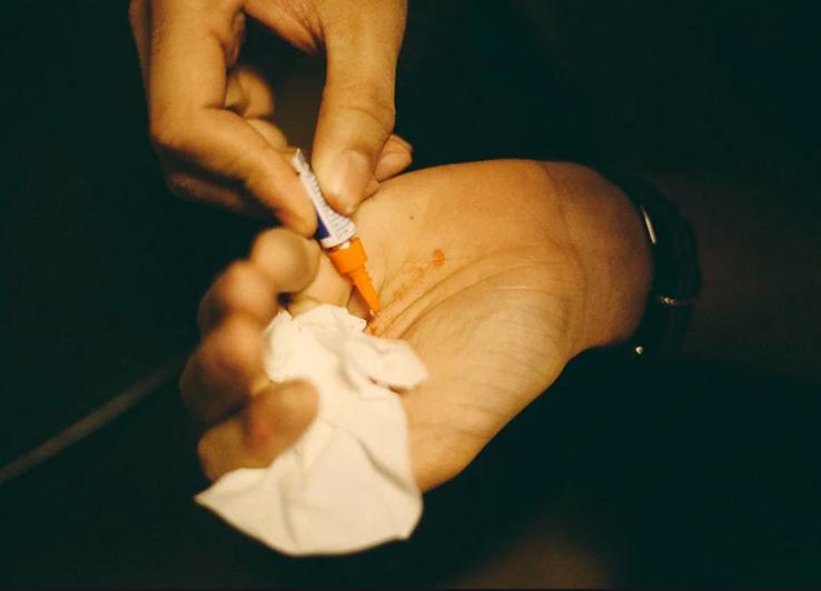 强力胶之父的无心之作：越战美军军医必备的止血*剂喷**