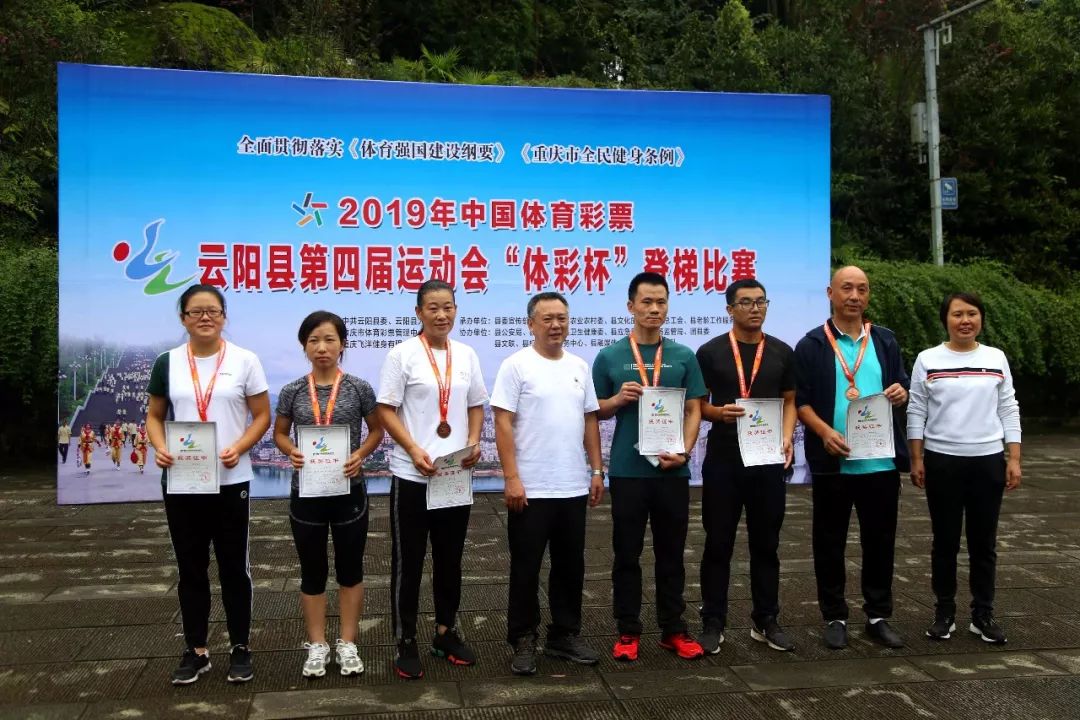 勇攀高峰的运动员,攀登山峰运动员