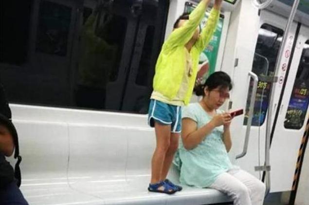 地铁里，姐弟俩因一个动作火了，网友：父母的教养都藏在了细节里