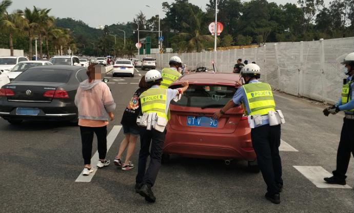 有司机看着换胎工具一筹莫展，有小车P档锁死无法动弹，都被交警轻松解决