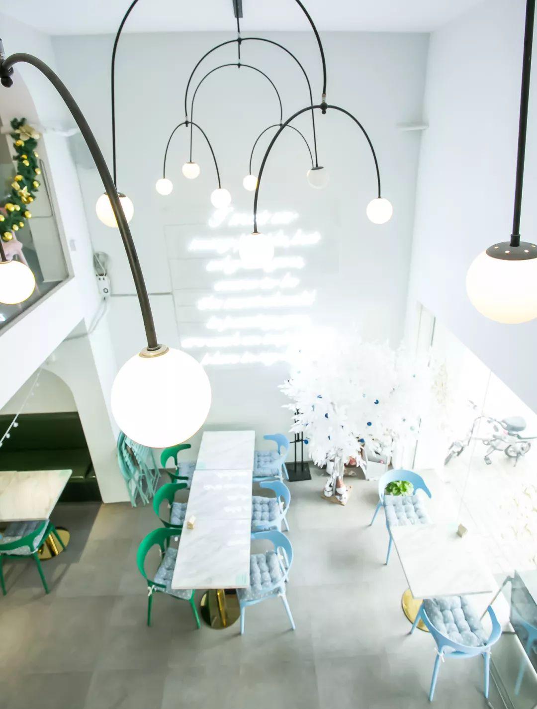 双色的双层小店，晚上有满天星星，呆足一天也不够