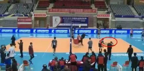 马上都2019年了，教练还当众体罚球员