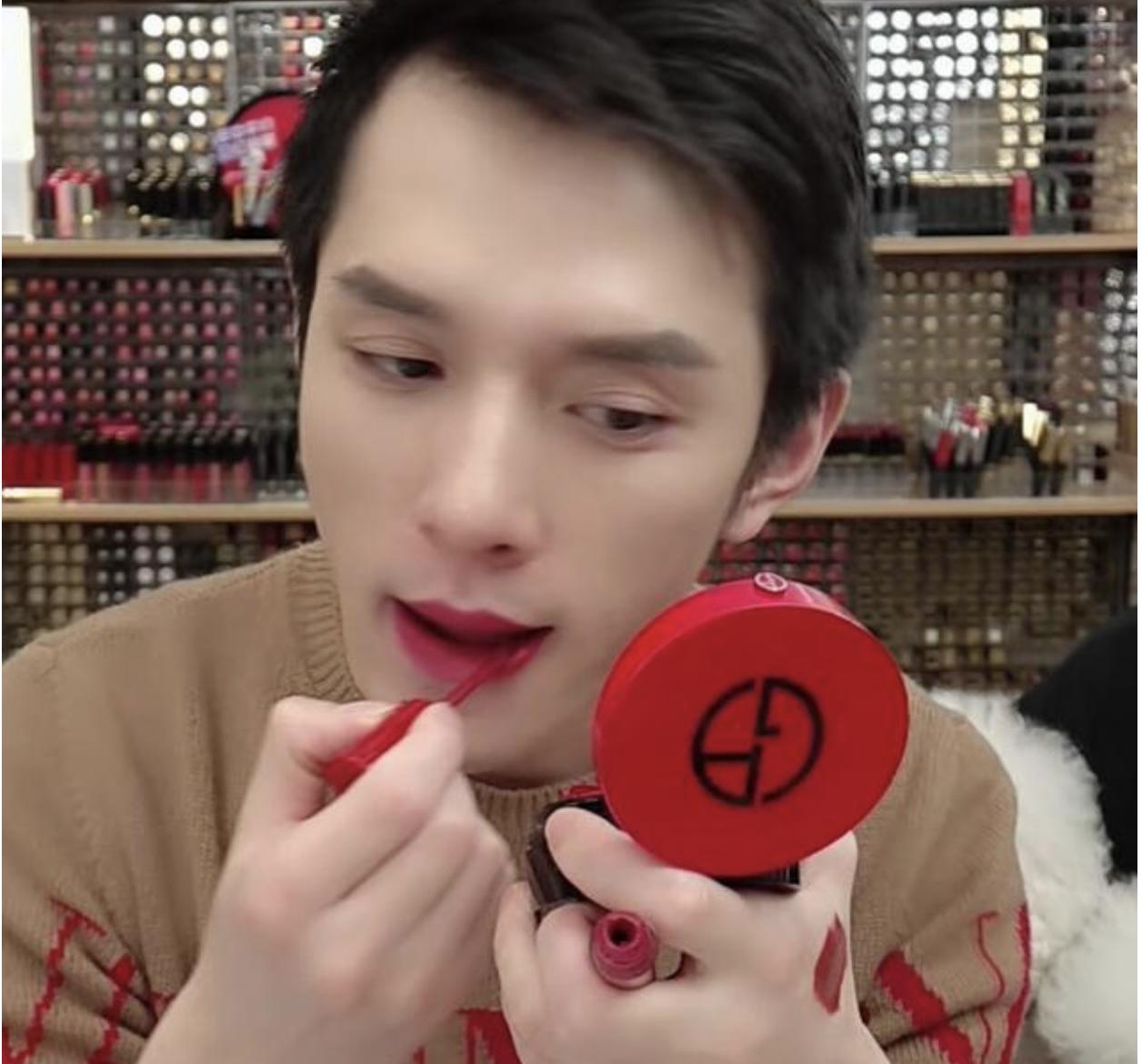 湖南小伙直播卖口红暴富：从月薪三千到花1.3亿买豪宅，凭啥？