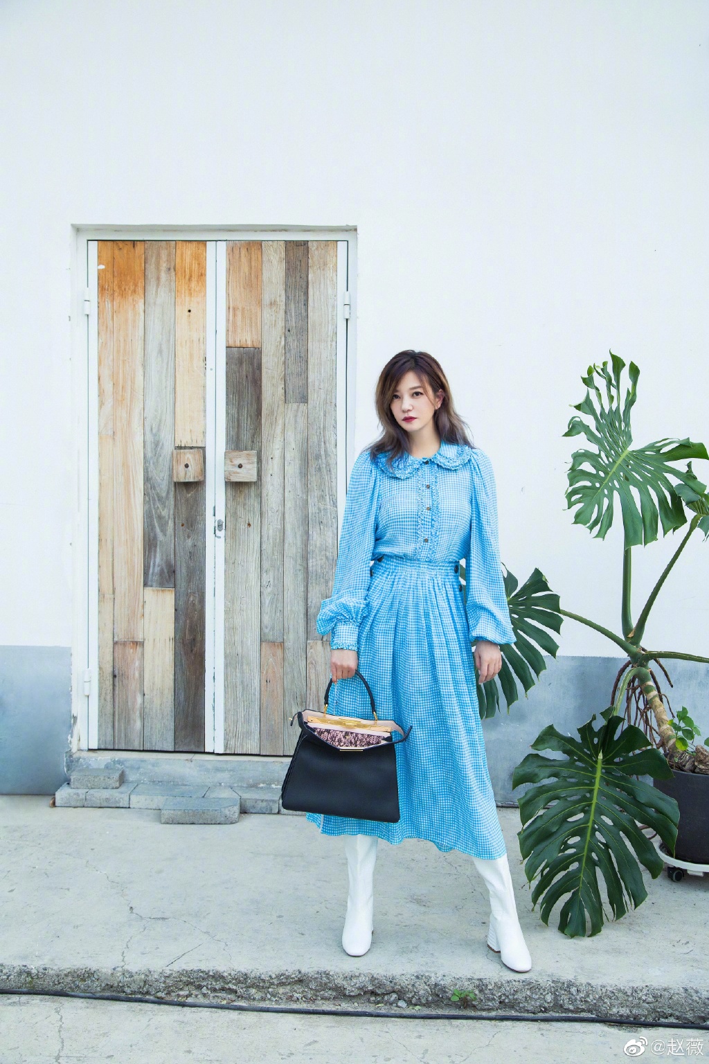 44岁赵薇红色西装+蓝色发型，整个人时髦满分！一点都不像大妈