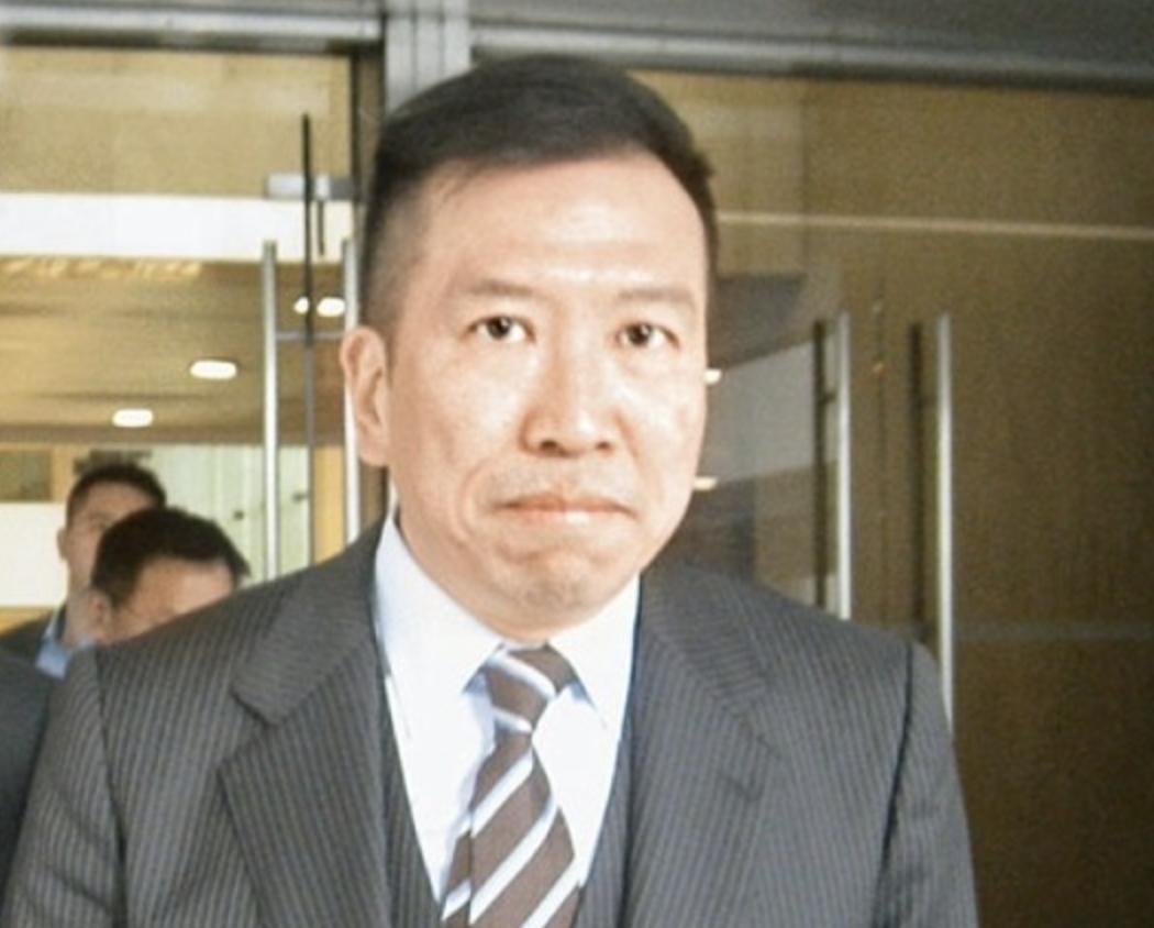 龚如心风水师刑满出狱，跪地拜祭亡母连磕响头，30亿风水费已耗光