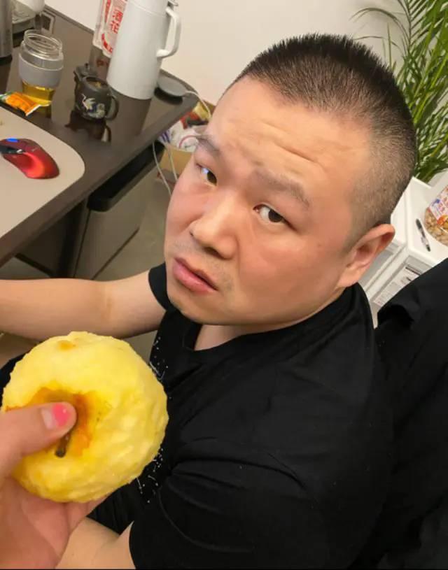 岳云鹏和老婆削苹果,岳云鹏面对老婆削好的苹果