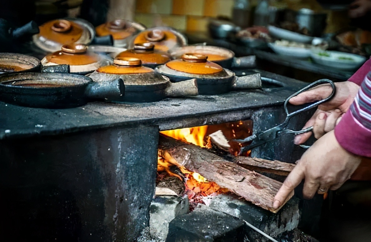 在广东万物皆可煲仔饭,万物皆可煲的煲仔饭