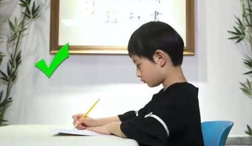 孩子视力几岁后不容易发生近视了,小孩几岁后视力差不多稳定