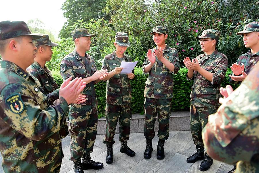 好奇！东风快递小哥居然收到了一份神秘快递