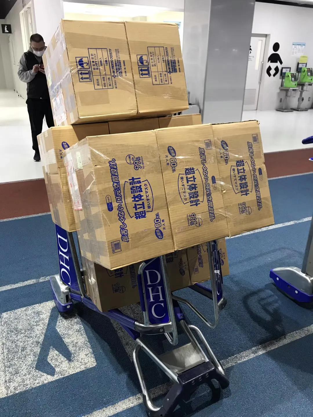 从土耳其背口罩回来捐赠,从国外背回抗疫物资