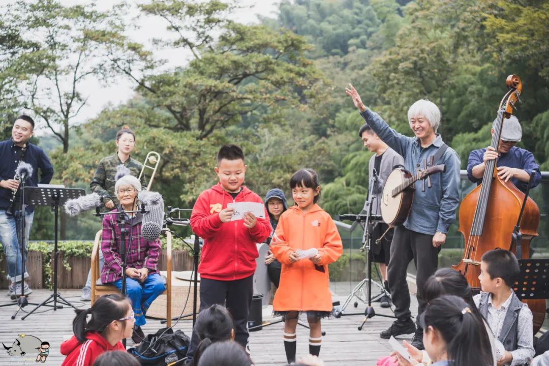 一个中年鬼才，整天逛公园，缠着大爷大妈给他唱歌