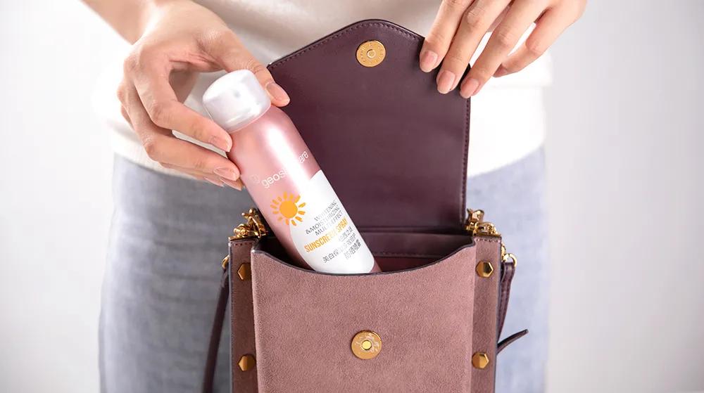 全身喷满防水喷雾,防晒美白嫩亮肌肤