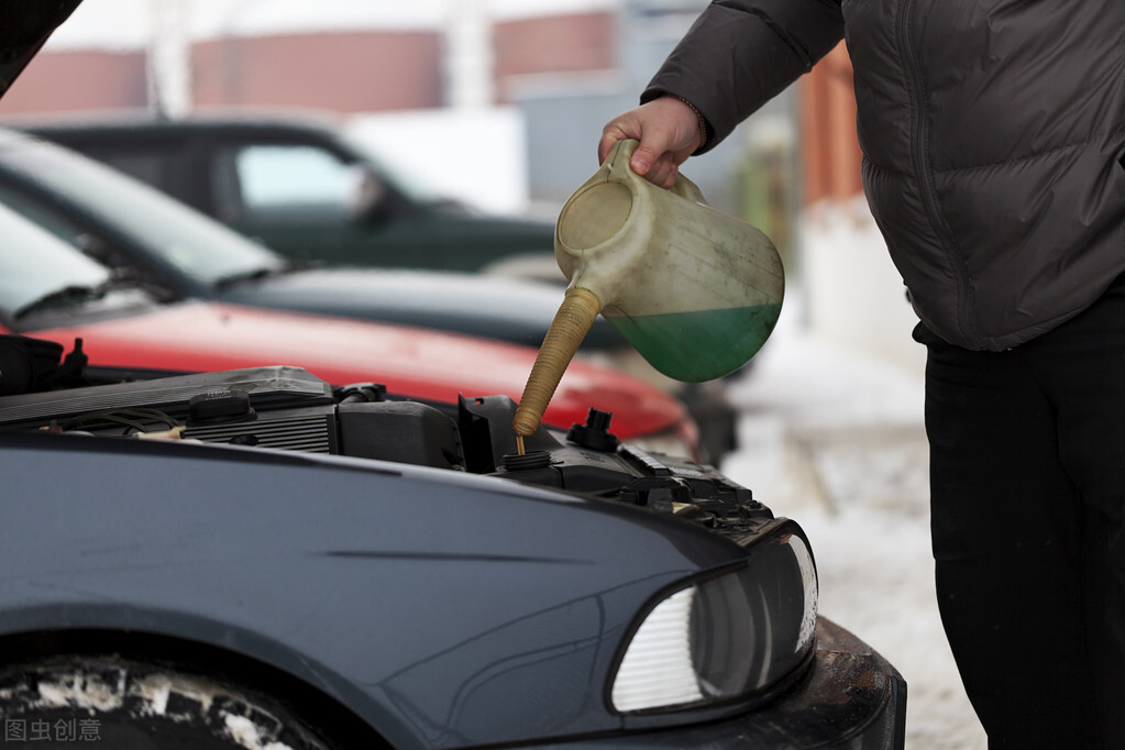 发动机防冻液少了可以直接添加吗,汽车防冻液少了自己可以添加吗