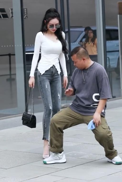 街拍：小姐姐的裤子也太紧了吧，真不知道她是怎么穿进去的？真勒