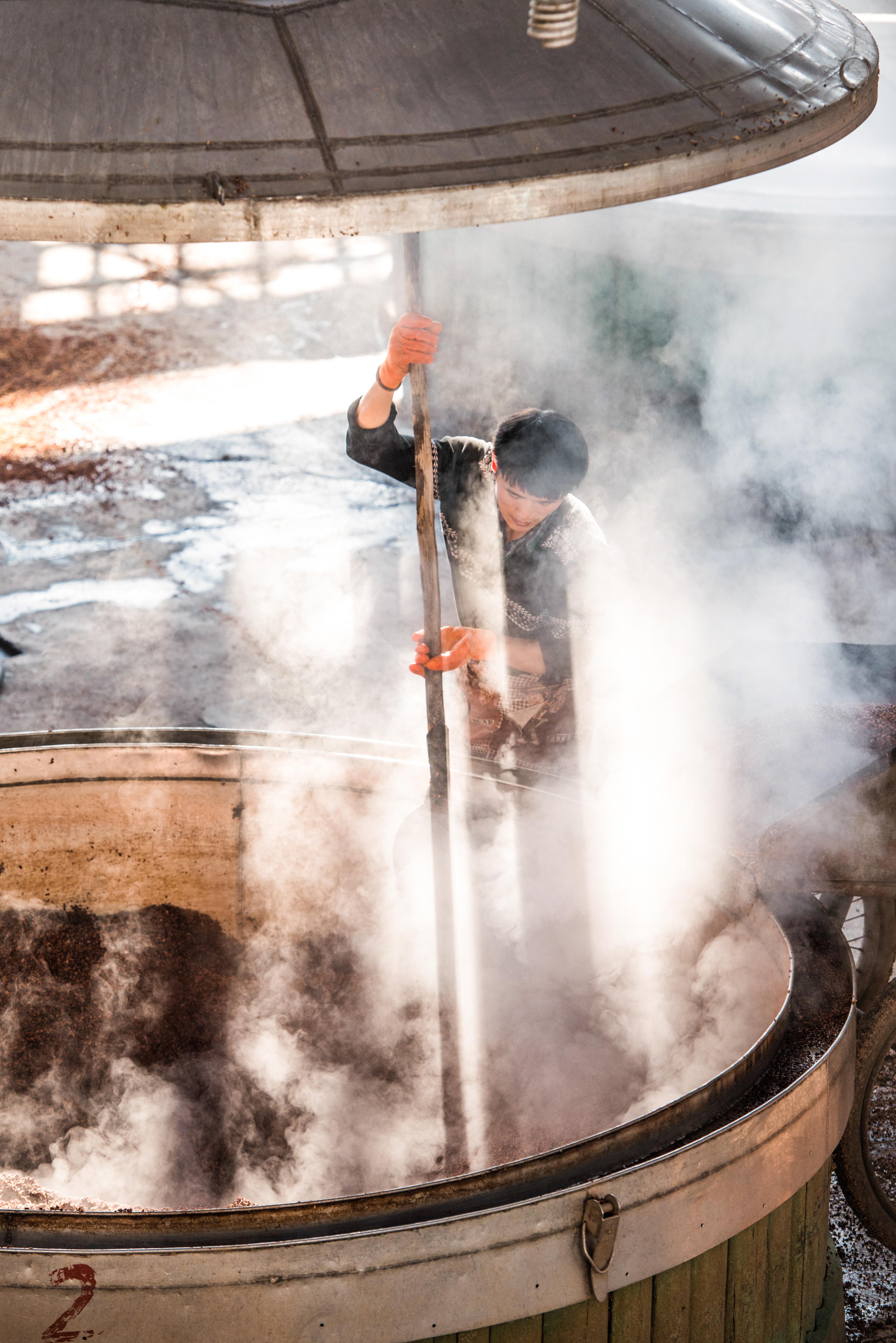 这里与茅台镇相距仅一百余千米，做出的酒也不输茅台