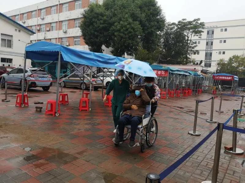 疫情防控工作人员坚守一线,坚守在兰州疫情一线的工作人员