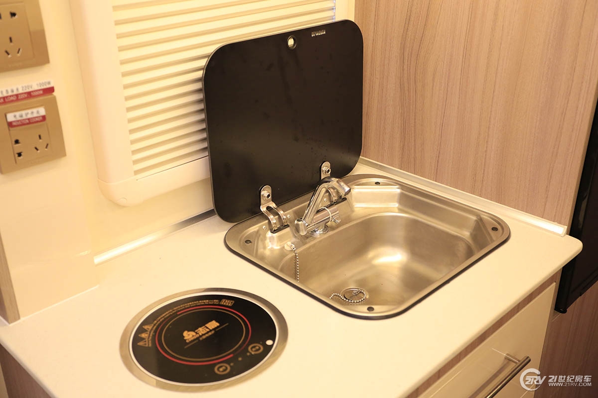 中天房车新季风畅游款,最新版的大通t型房车价格