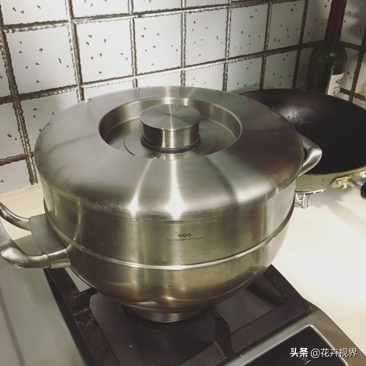 不锈钢锅用了一次就黄了,不锈钢锅用了发黑正常吗