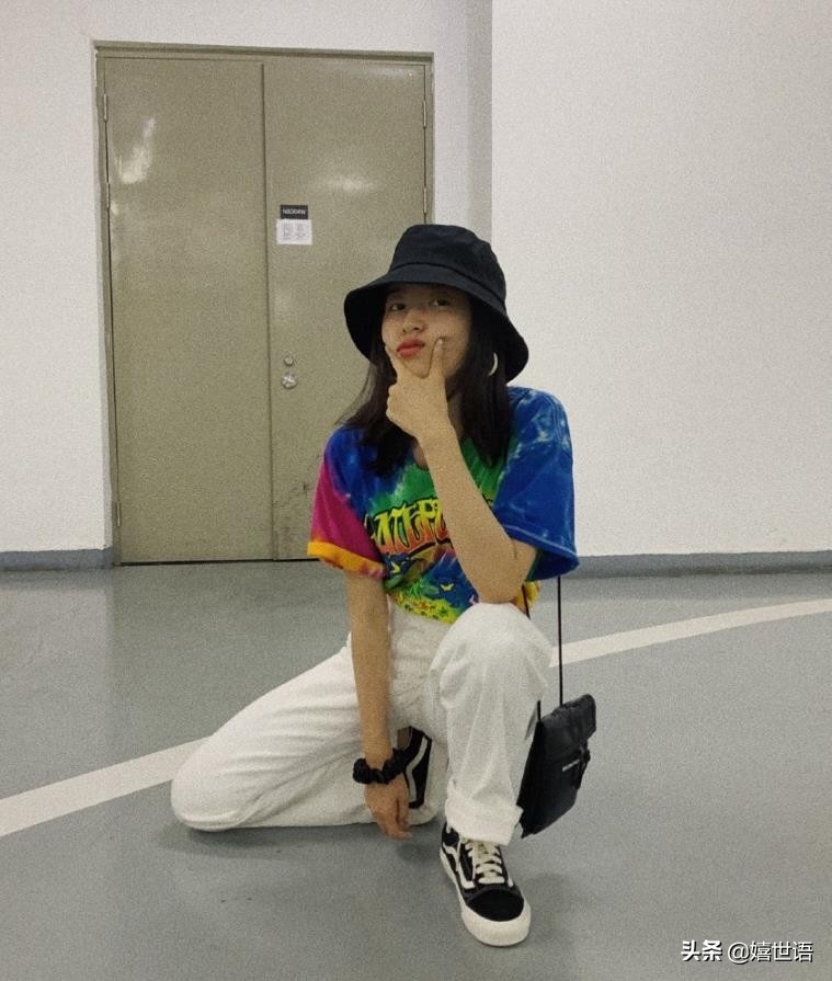 周雨彤穿板鞋图片,周雨彤spell牛仔裤穿搭