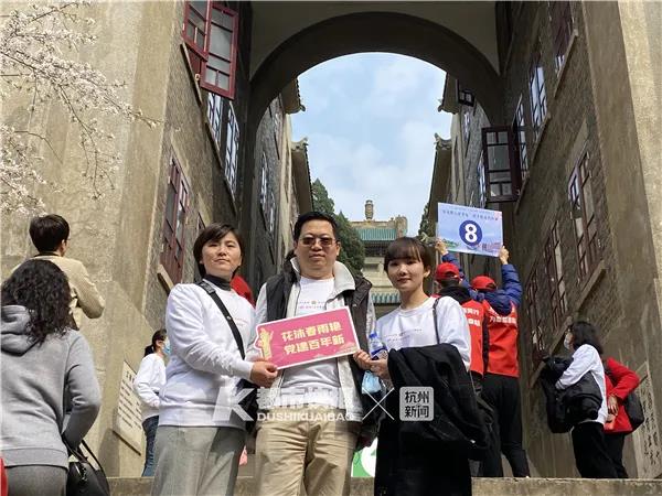 她在街头哽咽着唱了一首《萍聚》!浙江省人民医院部分援鄂医护再赴武汉,看樱花