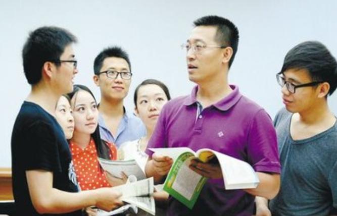 补课被叫停后，新兴行业应运而生，为避免中考分流妈妈豁出去了