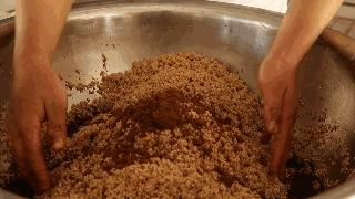 包粽子教程一步一步来,包粽子的详细教程来啦