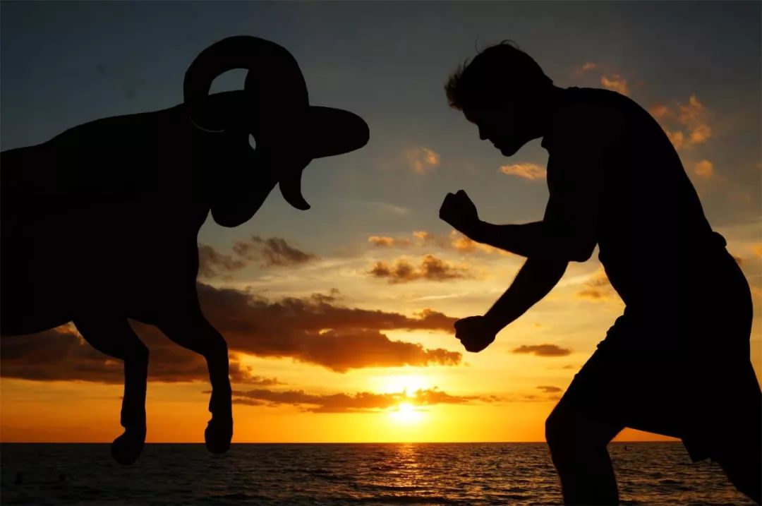 这个男人拍的漫画剪影，小孩看笑了，大人却哭了......