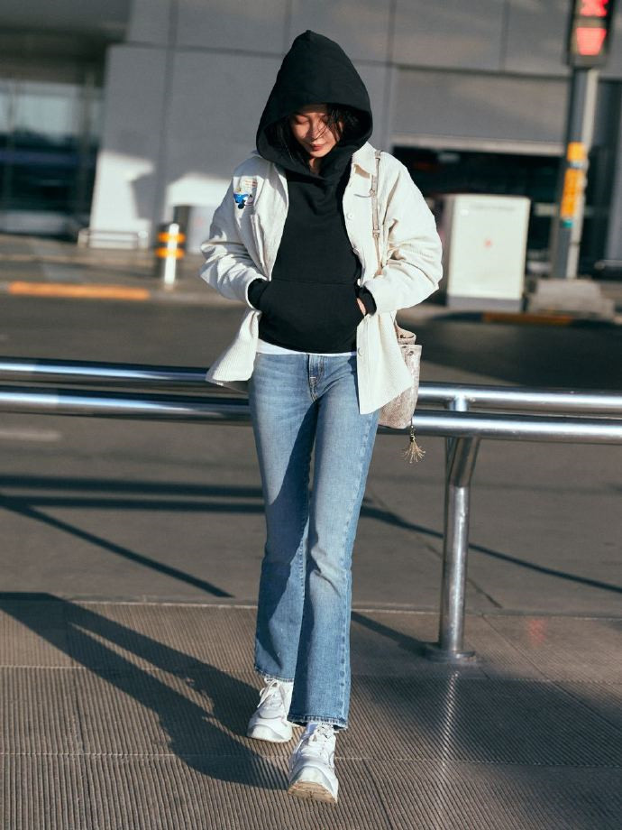 露肩装搭配宽松牛仔裤,露肩穿搭牛仔裤