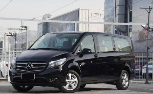 他一天赚400万，座驾在横店“响当当”，却因没驾照从来不敢开