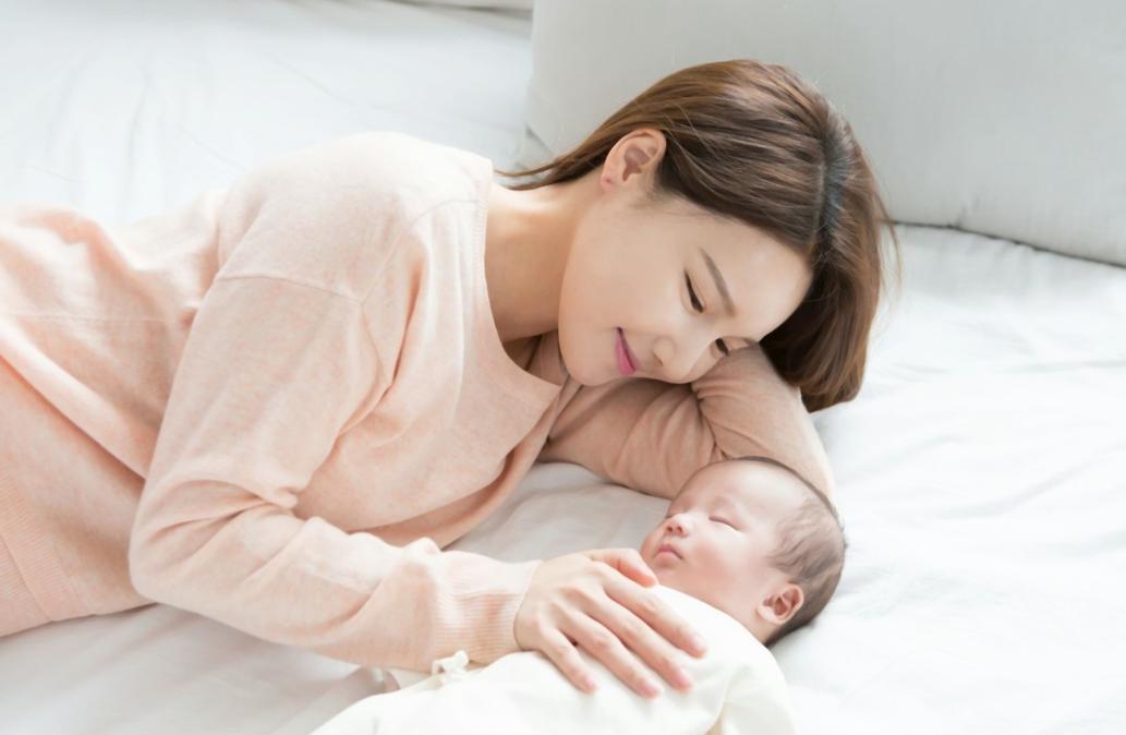 宝宝吃完母乳就睡，躺下不一会就醒？摸清孩子喂养规律家长更轻松