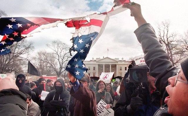 黑人球星拒绝下跪，球衣销量暴涨