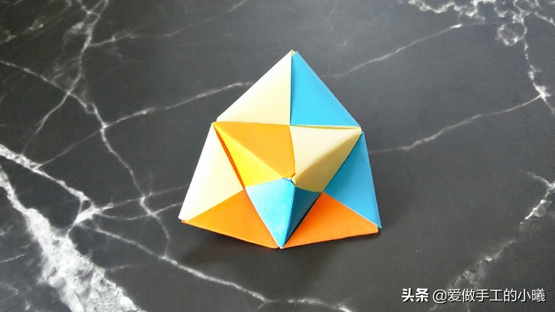 好玩的折纸旋转陀螺有一点点复杂,不用胶水就可以折的陀螺