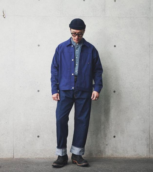 运动鞋牛仔裤和什么上衣搭配男生,牛仔裤运动鞋搭配毛呢大衣