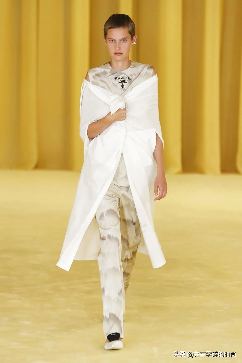 prada普拉达时装秀2018,普拉达prada2022春夏秀场蔡徐坤