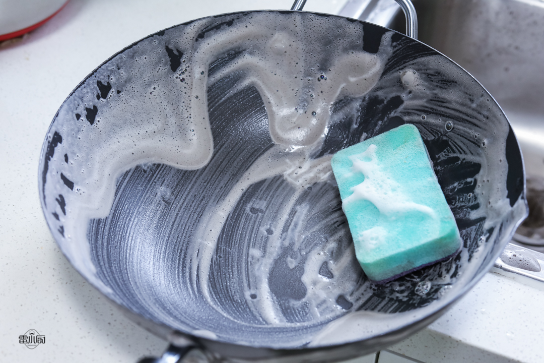 铁锅怎么开锅不粘锅最简单方法,铁锅怎么开锅才能不粘锅不生锈