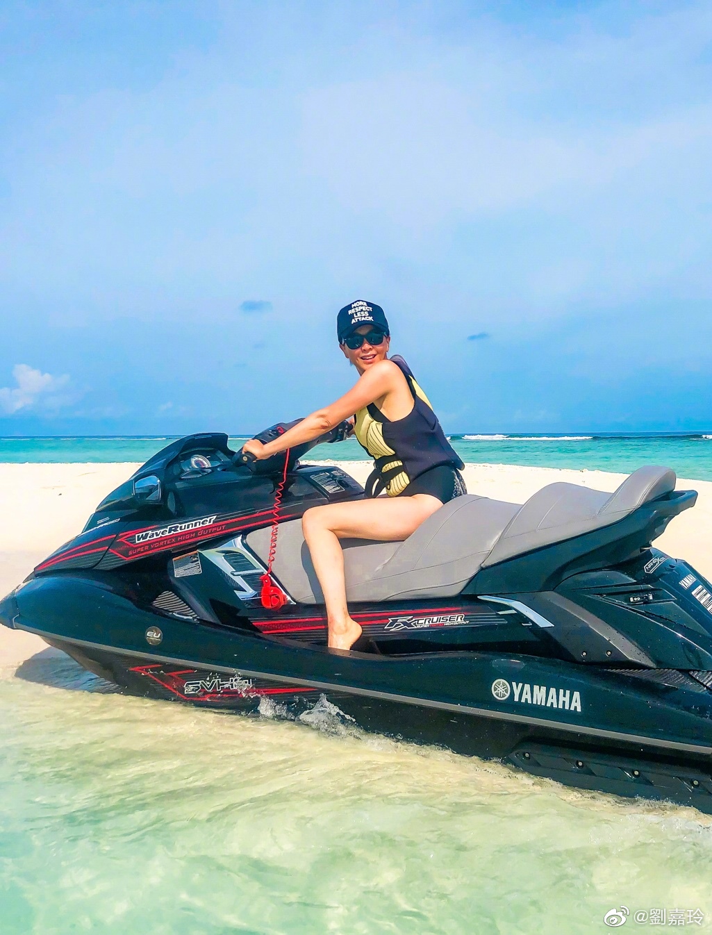 刘嘉玲曝梁朝伟证件照 (刘嘉玲公开照片)