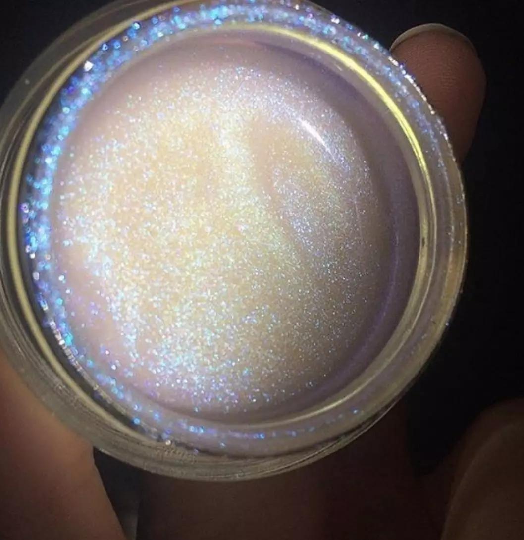 佟丽娅将任春晚主持，却被质疑稳输董卿？但在妆容上她确实赢了..