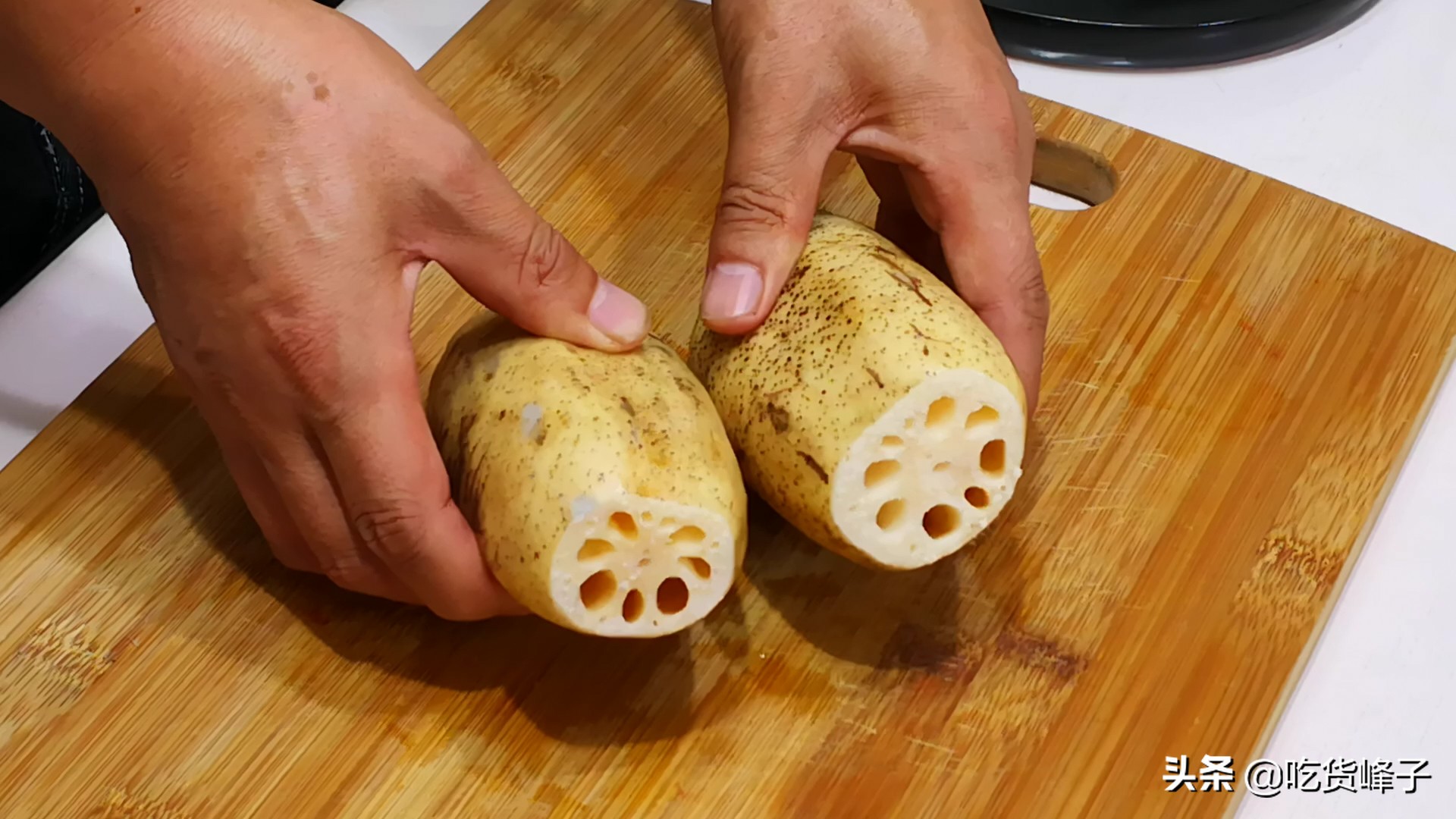 炒莲藕时，用盐泡还是用醋泡？大厨：都错了，这样做莲藕白又脆