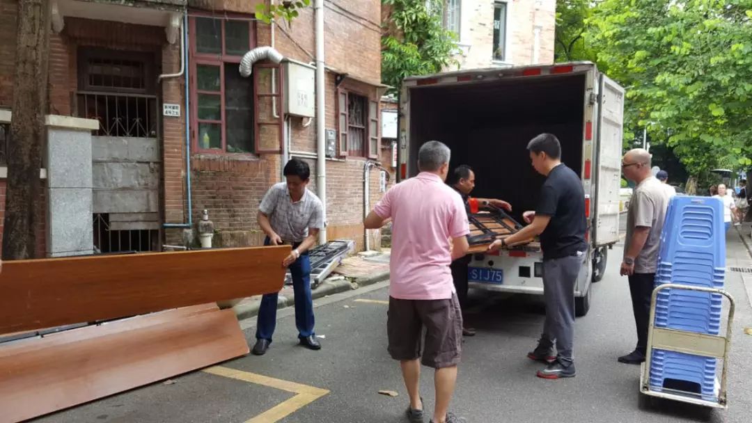 持续推进在职党员进社区志愿服务,在职党员下沉社区开展志愿服务