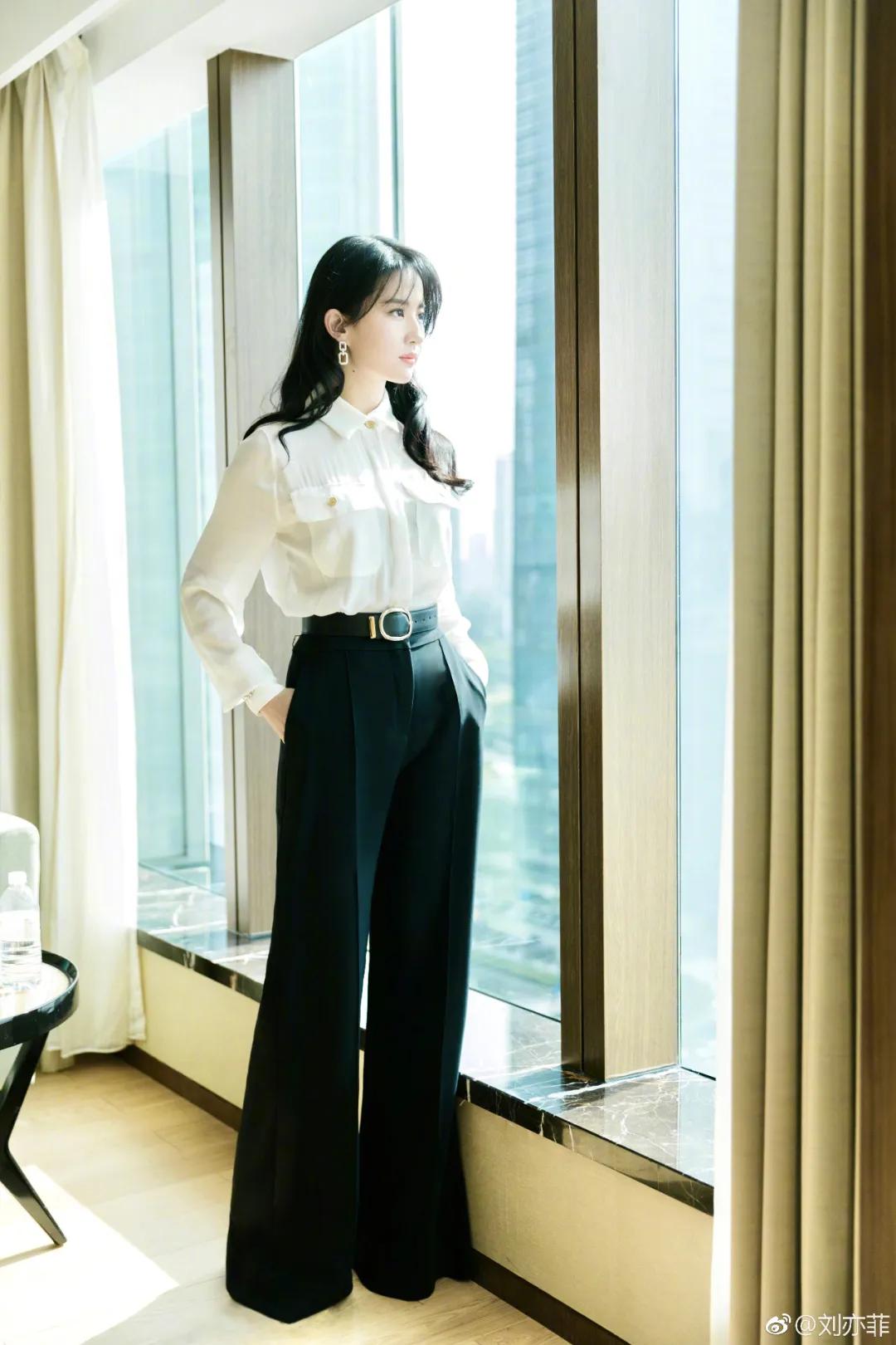 周雨彤的穿搭白衬衫,周雨彤刘雯钟楚曦