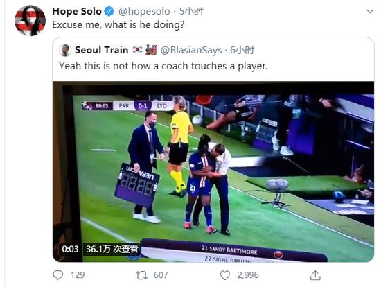 女球员疑似被袭胸！主帅上前搂着腰安慰，他的手有点不规矩
