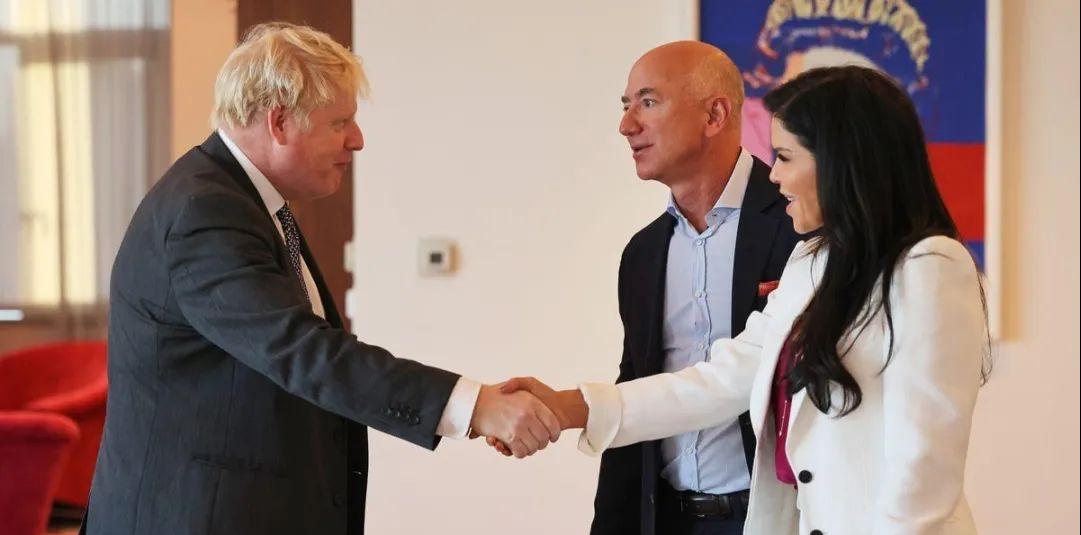 贝佐斯女友当街亲他一脸口红，浑身巨钻，富婆气息，转正的节奏？