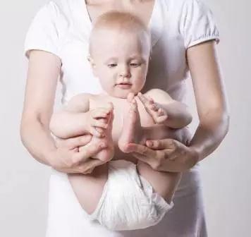 儿科医生告诉你，把屎把尿危害大，3点危害要远离