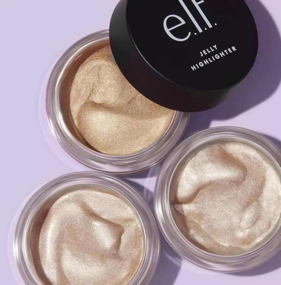 佟丽娅将任春晚主持，却被质疑稳输董卿？但在妆容上她确实赢了..