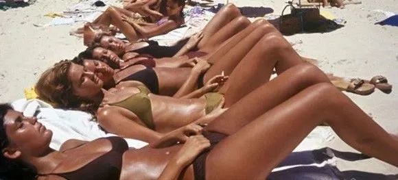 老外喜欢晒太阳不怕老吗,老外喜欢晒黑自己